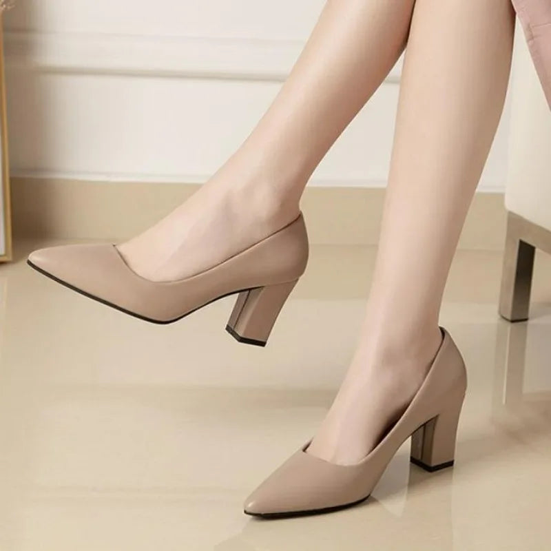 Sapatos de Salto Alto de Couro Envernizado - Elegância e Moda para Mulheres, Perfeitos para o Trabalho!