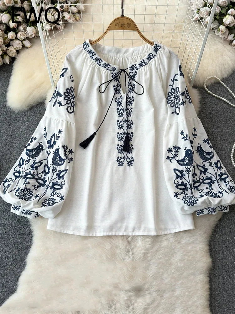 Blusa Feminina EWQ com Bordado - Gola com Cordões, Mangas Bufantes, Estilo Boho